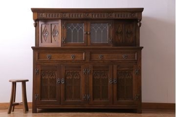 中古　old charm(オールドチャーム) 細かな意匠がおしゃれなアンティーク風カップボード(食器棚、キャビネット)