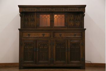 中古　old charm(オールドチャーム) 細かな意匠がおしゃれなアンティーク風カップボード(食器棚、キャビネット)