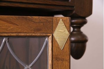中古　old charm(オールドチャーム) 細かな意匠がおしゃれなアンティーク風カップボード(食器棚、キャビネット)