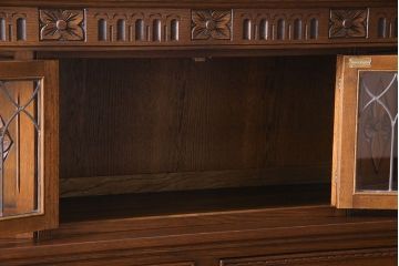 中古　old charm(オールドチャーム) 細かな意匠がおしゃれなアンティーク風カップボード(食器棚、キャビネット)