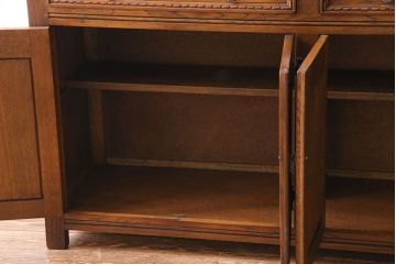 中古　old charm(オールドチャーム) 細かな意匠がおしゃれなアンティーク風カップボード(食器棚、キャビネット)