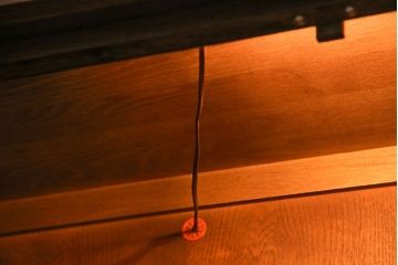 中古　old charm(オールドチャーム) 細かな意匠がおしゃれなアンティーク風カップボード(食器棚、キャビネット)