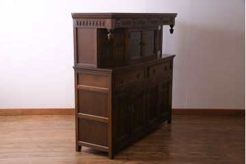 中古　old charm(オールドチャーム) 細かな意匠がおしゃれなアンティーク風カップボード(食器棚、キャビネット)