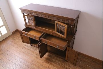 中古　old charm(オールドチャーム) 細かな意匠がおしゃれなアンティーク風カップボード(食器棚、キャビネット)
