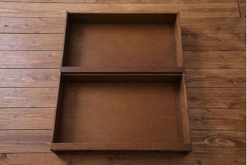 中古　old charm(オールドチャーム) 細かな意匠がおしゃれなアンティーク風カップボード(食器棚、キャビネット)