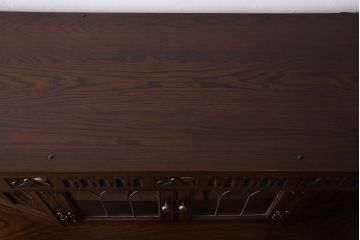 中古　old charm(オールドチャーム) 細かな意匠がおしゃれなアンティーク風カップボード(食器棚、キャビネット)