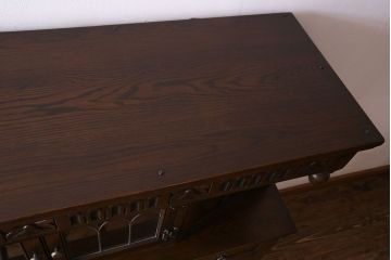 中古　old charm(オールドチャーム) 細かな意匠がおしゃれなアンティーク風カップボード(食器棚、キャビネット)
