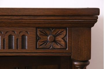 中古　old charm(オールドチャーム) 細かな意匠がおしゃれなアンティーク風カップボード(食器棚、キャビネット)