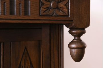 中古　old charm(オールドチャーム) 細かな意匠がおしゃれなアンティーク風カップボード(食器棚、キャビネット)