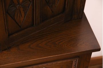中古　old charm(オールドチャーム) 細かな意匠がおしゃれなアンティーク風カップボード(食器棚、キャビネット)