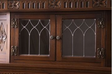 中古　old charm(オールドチャーム) 細かな意匠がおしゃれなアンティーク風カップボード(食器棚、キャビネット)