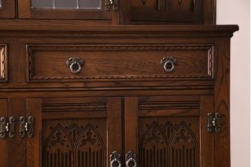 中古　old charm(オールドチャーム) 細かな意匠がおしゃれなアンティーク風カップボード(食器棚、キャビネット)