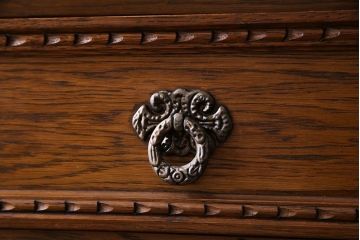 中古　old charm(オールドチャーム) 細かな意匠がおしゃれなアンティーク風カップボード(食器棚、キャビネット)
