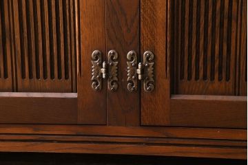 中古　old charm(オールドチャーム) 細かな意匠がおしゃれなアンティーク風カップボード(食器棚、キャビネット)