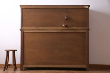 中古　old charm(オールドチャーム) 細かな意匠がおしゃれなアンティーク風カップボード(食器棚、キャビネット)