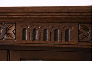 中古　old charm(オールドチャーム) 細かな意匠がおしゃれなアンティーク風カップボード(食器棚、キャビネット)