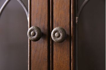 中古　old charm(オールドチャーム) 細かな意匠がおしゃれなアンティーク風カップボード(食器棚、キャビネット)