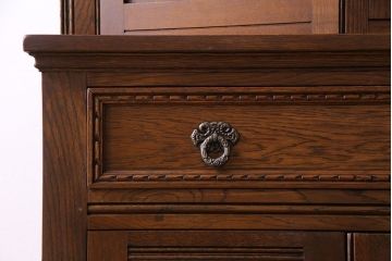 中古　old charm(オールドチャーム) 細かな意匠がおしゃれなアンティーク風カップボード(食器棚、キャビネット)