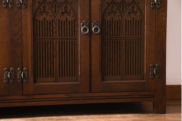 中古　old charm(オールドチャーム) 細かな意匠がおしゃれなアンティーク風カップボード(食器棚、キャビネット)