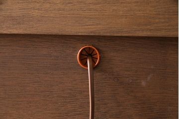 中古　old charm(オールドチャーム) 細かな意匠がおしゃれなアンティーク風カップボード(食器棚、キャビネット)
