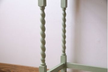 アンティーク雑貨　ペイント家具　ツイストレッグがおしゃれなイギリスビンテージのサイドテーブル(カフェテーブル、花台)