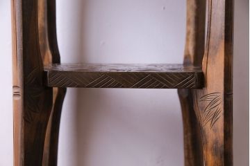 アンティーク雑貨　中古　伝統工芸　日光彫り　大胆な花の彫りが魅力的な飾り棚(花台)