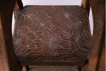 アンティーク雑貨　中古　伝統工芸　日光彫り　大胆な花の彫りが魅力的な飾り棚(花台)