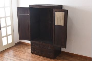 中古　伝統工芸　軽井沢彫り　牡丹の意匠が目を引くワードローブ(洋服タンス)