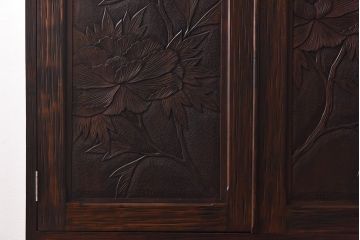 中古　伝統工芸　軽井沢彫り　牡丹の意匠が目を引くワードローブ(洋服タンス)
