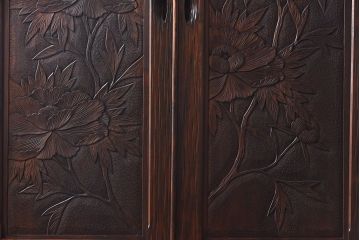 中古　伝統工芸　軽井沢彫り　牡丹の意匠が目を引くワードローブ(洋服タンス)