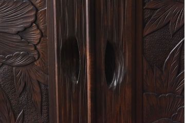 中古　伝統工芸　軽井沢彫り　牡丹の意匠が目を引くワードローブ(洋服タンス)