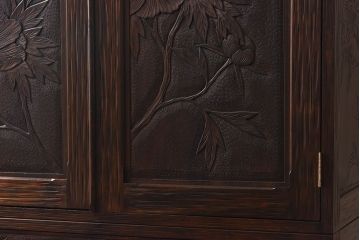 中古　伝統工芸　軽井沢彫り　牡丹の意匠が目を引くワードローブ(洋服タンス)