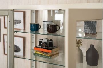 アンティーク家具　【展示品】和製アンティーク　オリジナルペイントが可愛らしいケビント(ガラスケース、収納棚、飾り棚)