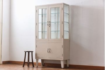 アンティーク家具　【展示品】和製アンティーク　オリジナルペイントが可愛らしいケビント(ガラスケース、収納棚、飾り棚)