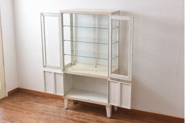 アンティーク家具　【展示品】和製アンティーク　オリジナルペイントが可愛らしいケビント(ガラスケース、収納棚、飾り棚)