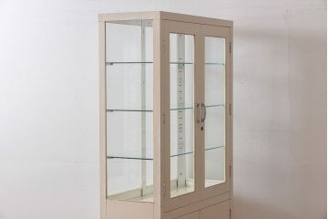 アンティーク家具　【展示品】和製アンティーク　オリジナルペイントが可愛らしいケビント(ガラスケース、収納棚、飾り棚)