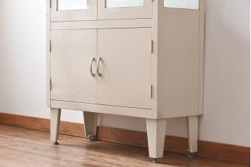 アンティーク家具　【展示品】和製アンティーク　オリジナルペイントが可愛らしいケビント(ガラスケース、収納棚、飾り棚)