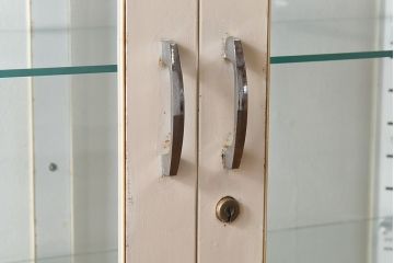 アンティーク家具　【展示品】和製アンティーク　オリジナルペイントが可愛らしいケビント(ガラスケース、収納棚、飾り棚)