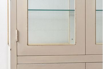 アンティーク家具　【展示品】和製アンティーク　オリジナルペイントが可愛らしいケビント(ガラスケース、収納棚、飾り棚)