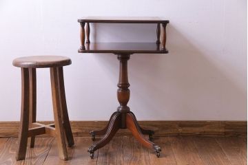 アンティーク家具　イギリスアンティーク　キャスター付き　レザートップのサイドテーブル(ランプテーブル、カフェテーブル、花台)