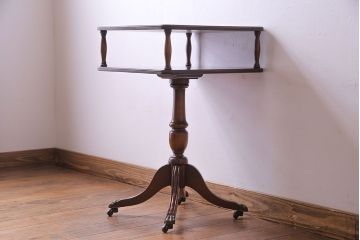 アンティーク家具　イギリスアンティーク　キャスター付き　レザートップのサイドテーブル(ランプテーブル、カフェテーブル、花台)