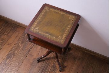 アンティーク家具　イギリスアンティーク　キャスター付き　レザートップのサイドテーブル(ランプテーブル、カフェテーブル、花台)