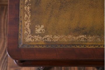 アンティーク家具　イギリスアンティーク　キャスター付き　レザートップのサイドテーブル(ランプテーブル、カフェテーブル、花台)