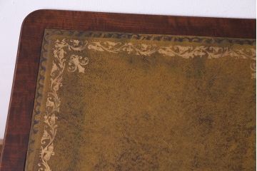 アンティーク家具　イギリスアンティーク　キャスター付き　レザートップのサイドテーブル(ランプテーブル、カフェテーブル、花台)