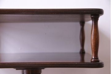 アンティーク家具　イギリスアンティーク　キャスター付き　レザートップのサイドテーブル(ランプテーブル、カフェテーブル、花台)