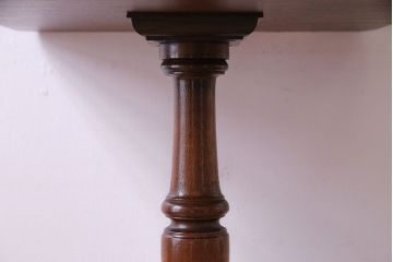 アンティーク家具　イギリスアンティーク　キャスター付き　レザートップのサイドテーブル(ランプテーブル、カフェテーブル、花台)