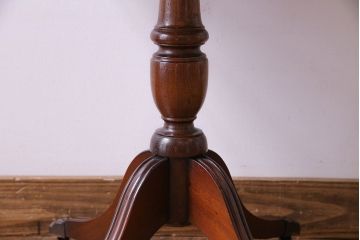 アンティーク家具　イギリスアンティーク　キャスター付き　レザートップのサイドテーブル(ランプテーブル、カフェテーブル、花台)