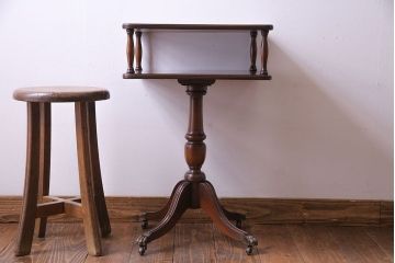 アンティーク家具　イギリスアンティーク　キャスター付き　レザートップのサイドテーブル(ランプテーブル、カフェテーブル、花台)