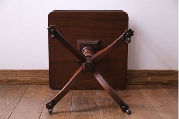 アンティーク家具　イギリスアンティーク　キャスター付き　レザートップのサイドテーブル(ランプテーブル、カフェテーブル、花台)