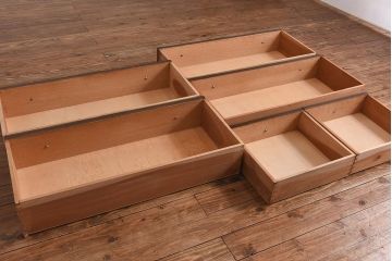 ビンテージ　神戸洋家具老舗たかねや製　上品な雰囲気漂うオーク材のチェスト(引き出し)(永田良介)